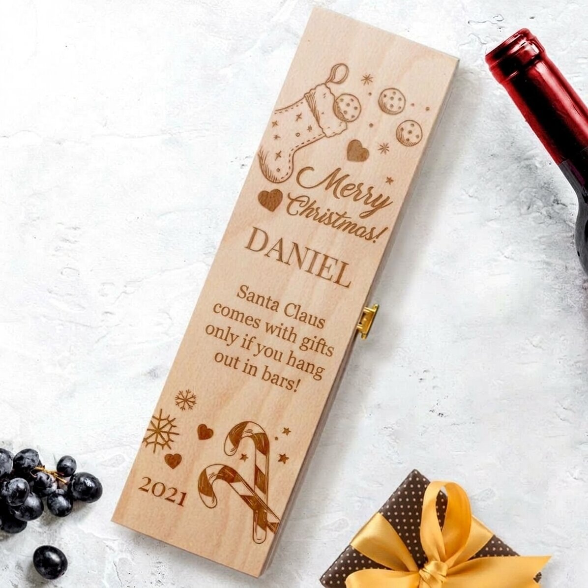 Caja de vino personalizada con un mensaje para un amigo o pareja: «Feliz Navidad»