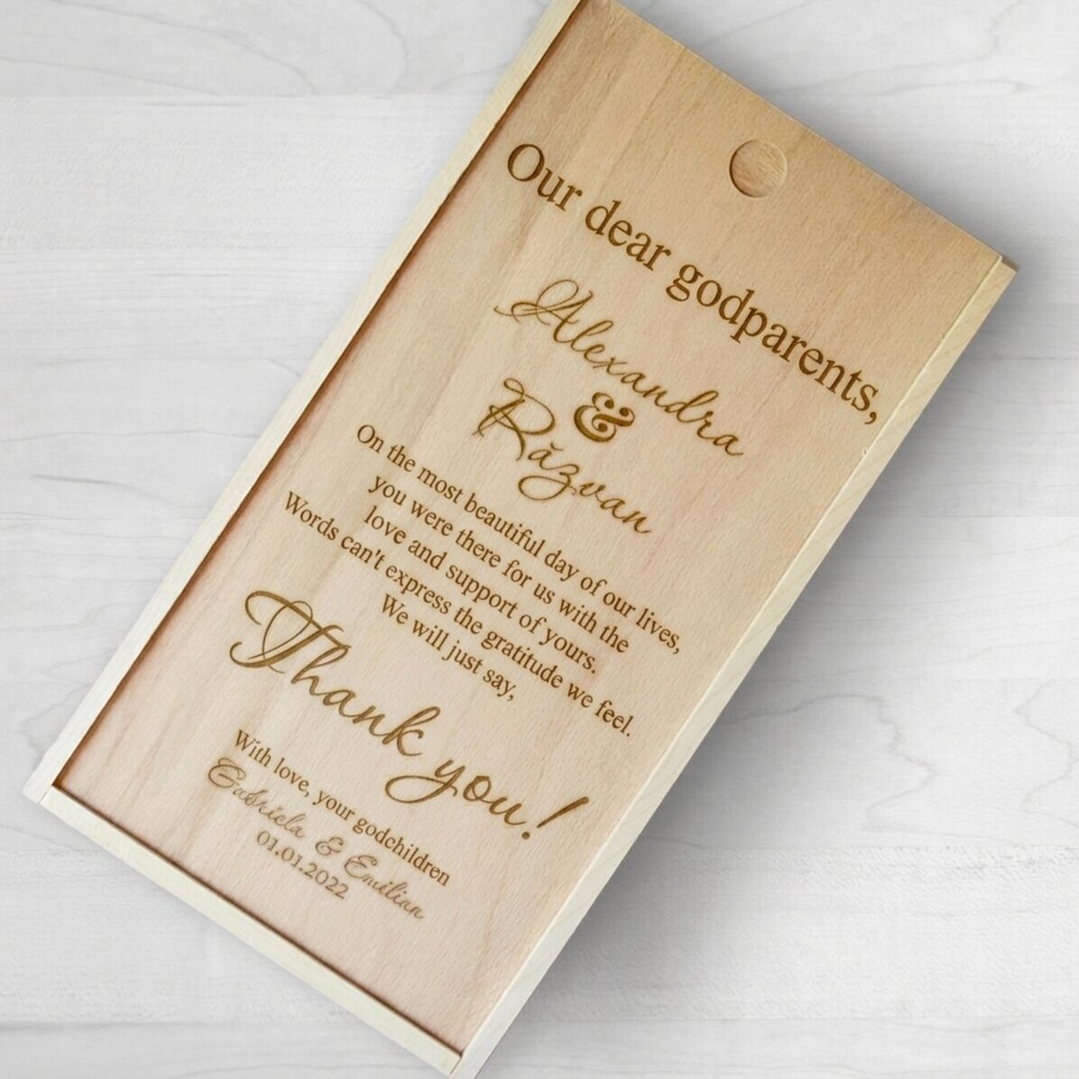 Caja de regalo personalizada de madera con un mensaje de agradecimiento para los padrinos