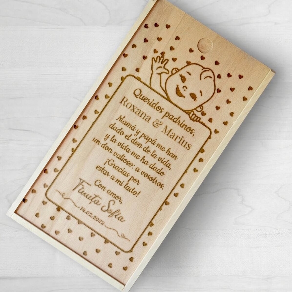 Caja de regalo personalizada de madera con un mensaje de agradecimiento para los padrinos de bautizo