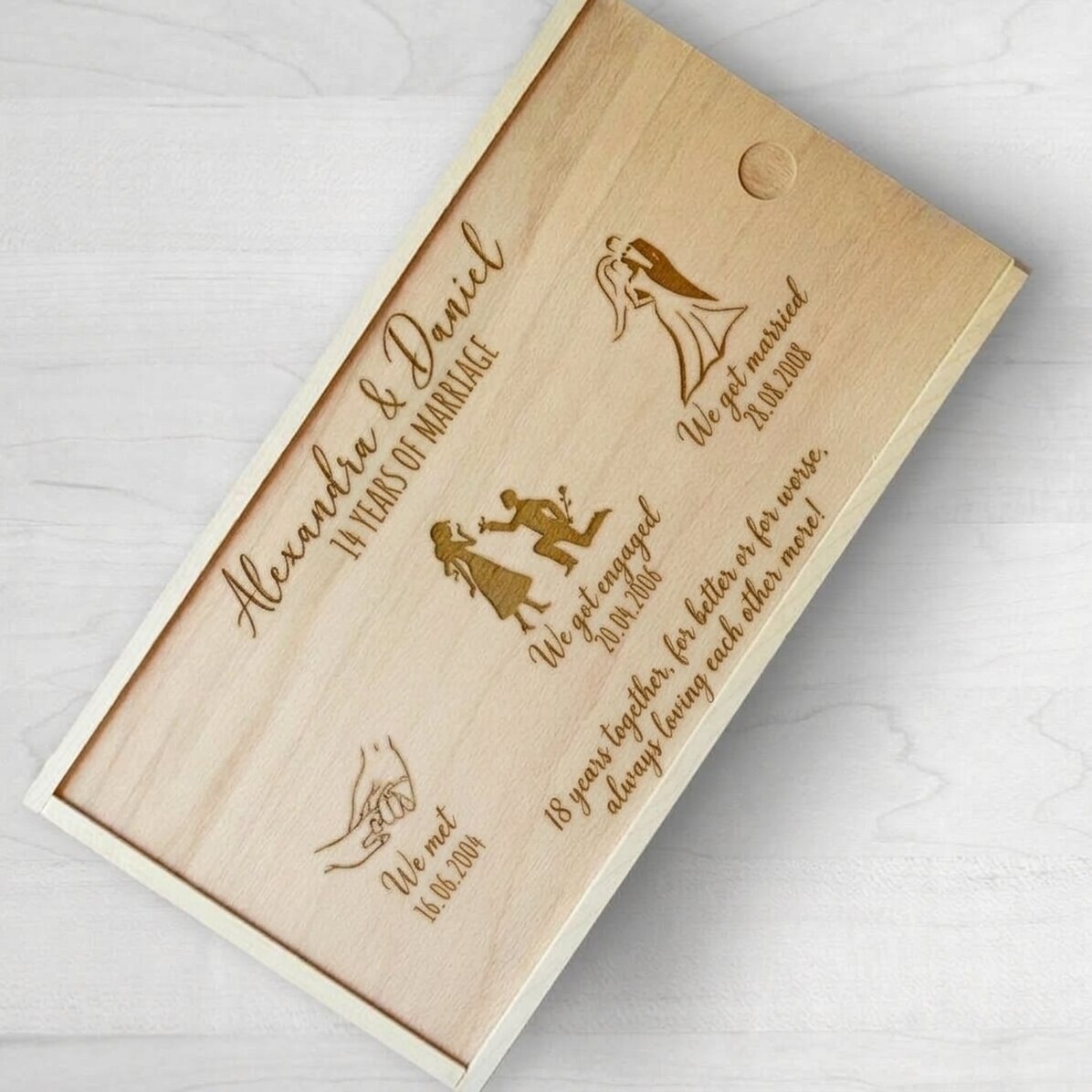 Caja de regalo personalizada de madera con los momentos más especiales de la boda