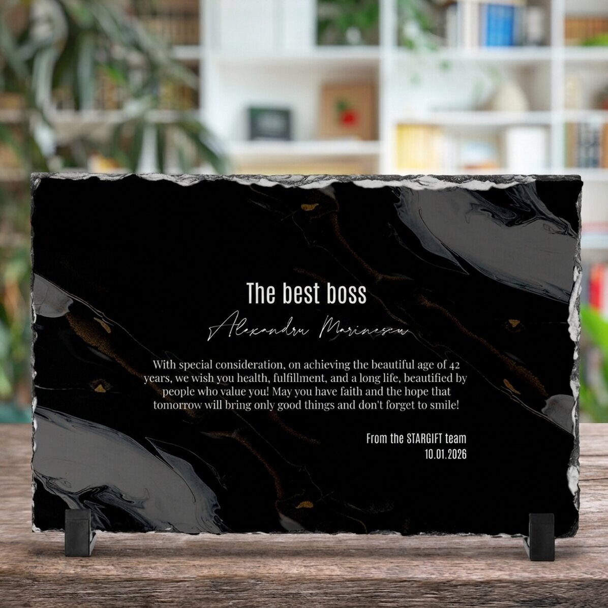 Placa de pizarra personalizada con un mensaje para el jefe: ¡Feliz cumpleaños!