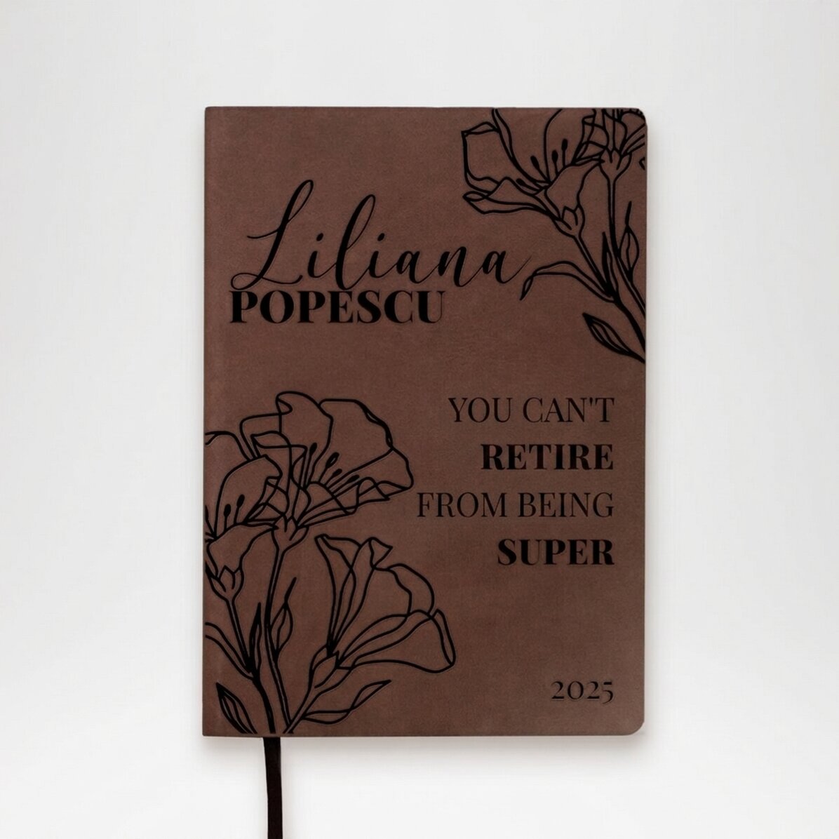 Agenda de piel personalizada con un mensaje de jubilación y un diseño elegante