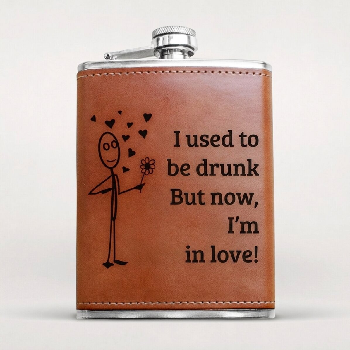 Botella de bolsillo forrada en piel y personalizada con un mensaje: «Enamorado»