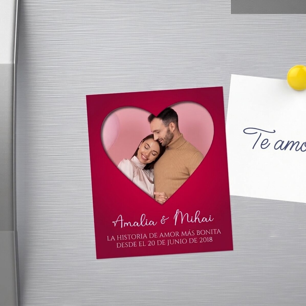 Imán de 10 x 12 cm personalizado con una foto y un texto: «In love»