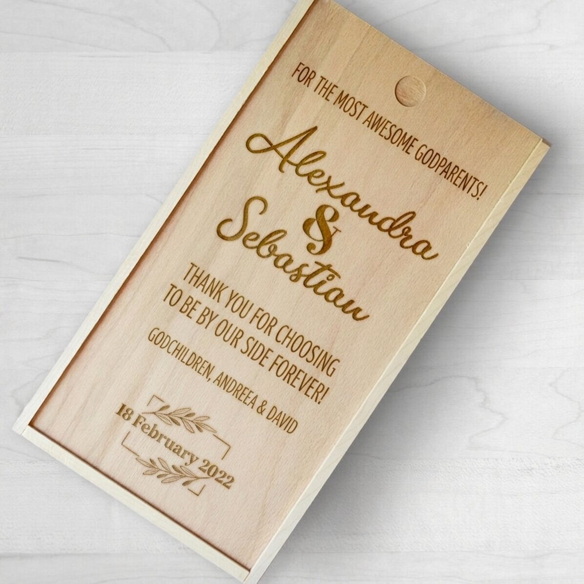 Caja de regalo personalizada de madera con fecha y mensaje - ¡Para los padrinos más geniales!