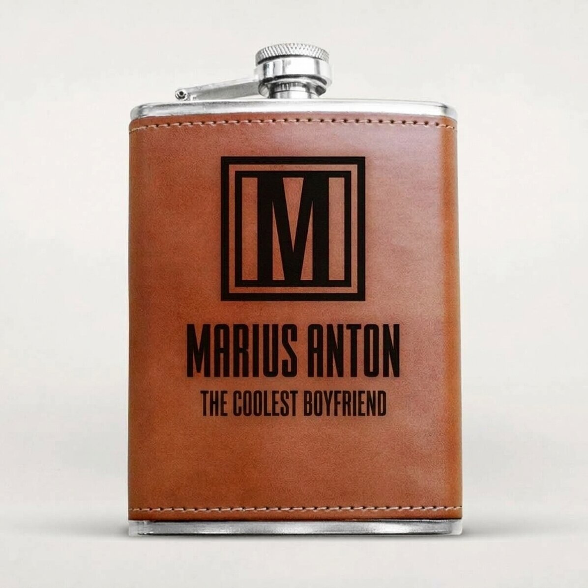 Botella de bolsillo forrada en piel, personalizada con un mensaje y un monograma - Monograma