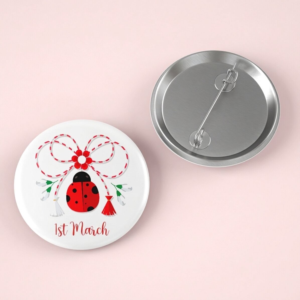 Insignia personalizada con el texto «mariquita»