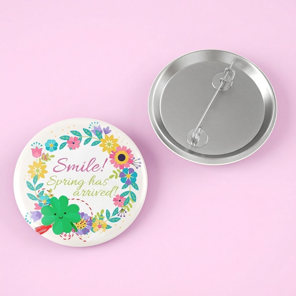 Insignia personalizada con texto: «¡Sonríe!»