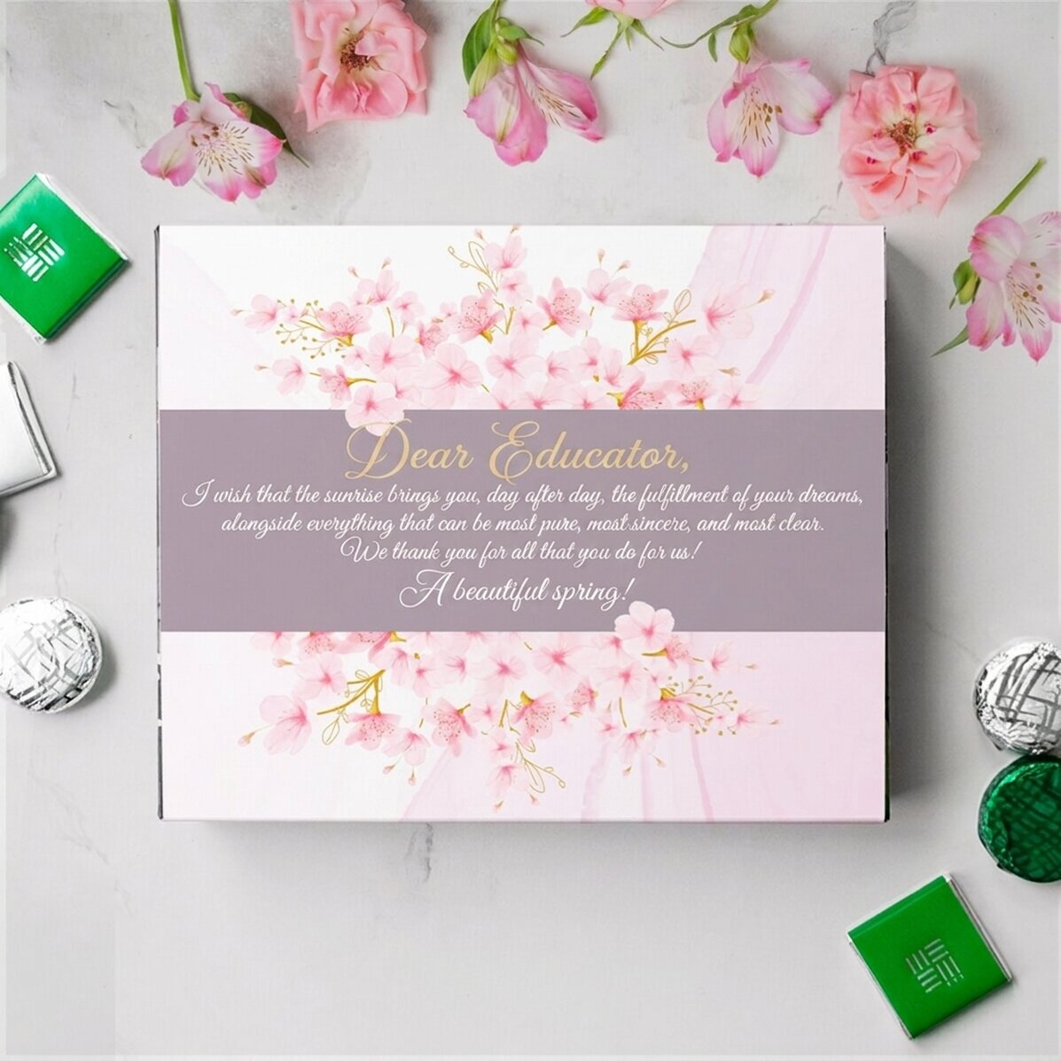 Caja de bombones personalizada con el mensaje: «¡Que tengas una bonita primavera!»