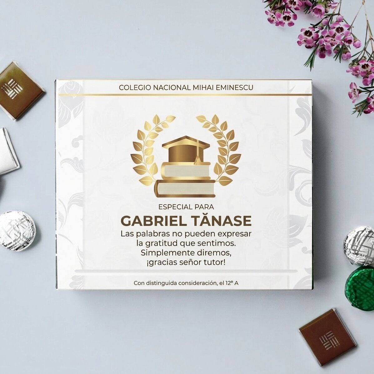 Caja de bombones personalizada con un mensaje para el profesor — Modelo de graduación