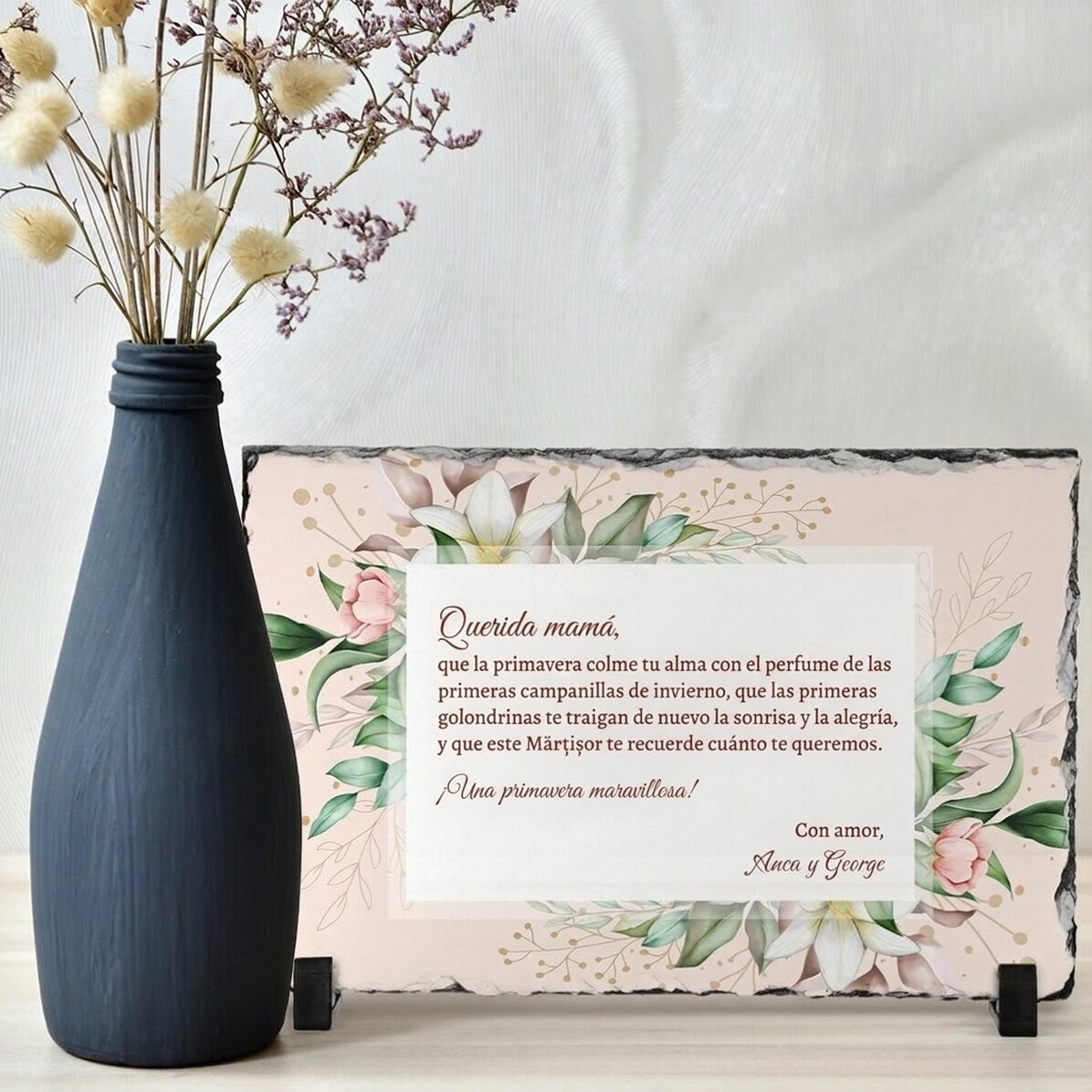 Placa de pizarra personalizada con un mensaje primaveral