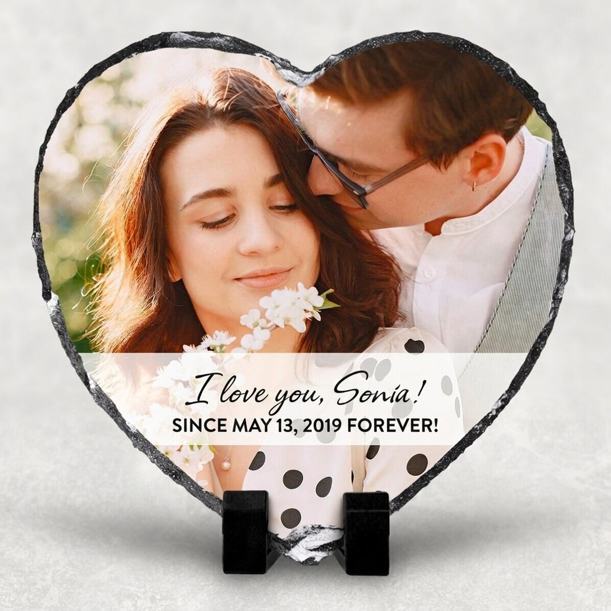 Pizarra con forma de corazón personalizada con una foto y un mensaje