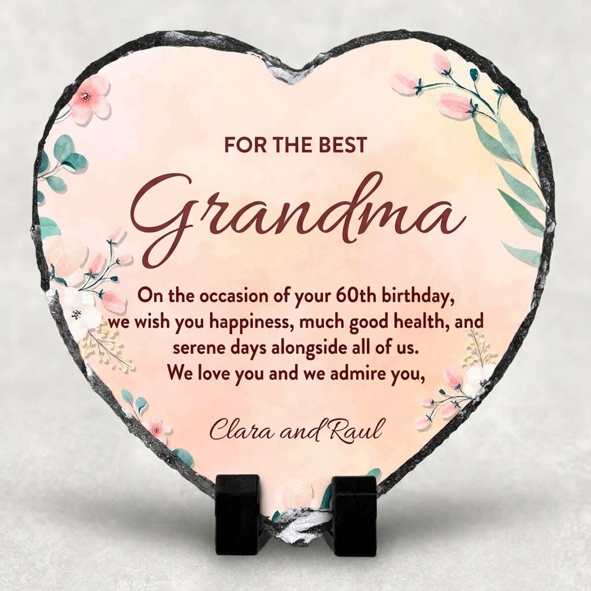 Pizarra con forma de corazón personalizada con un mensaje para la abuela