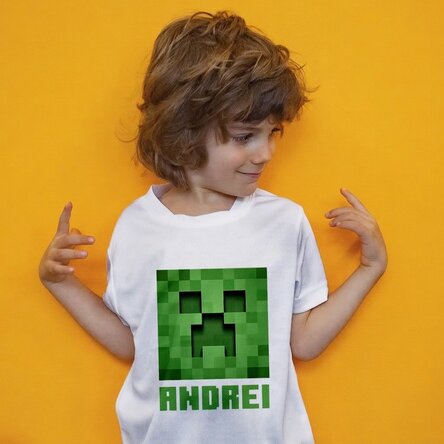 Camiseta deportiva para niños personalizada con un personaje de un videojuego y su nombre - Mi mundo