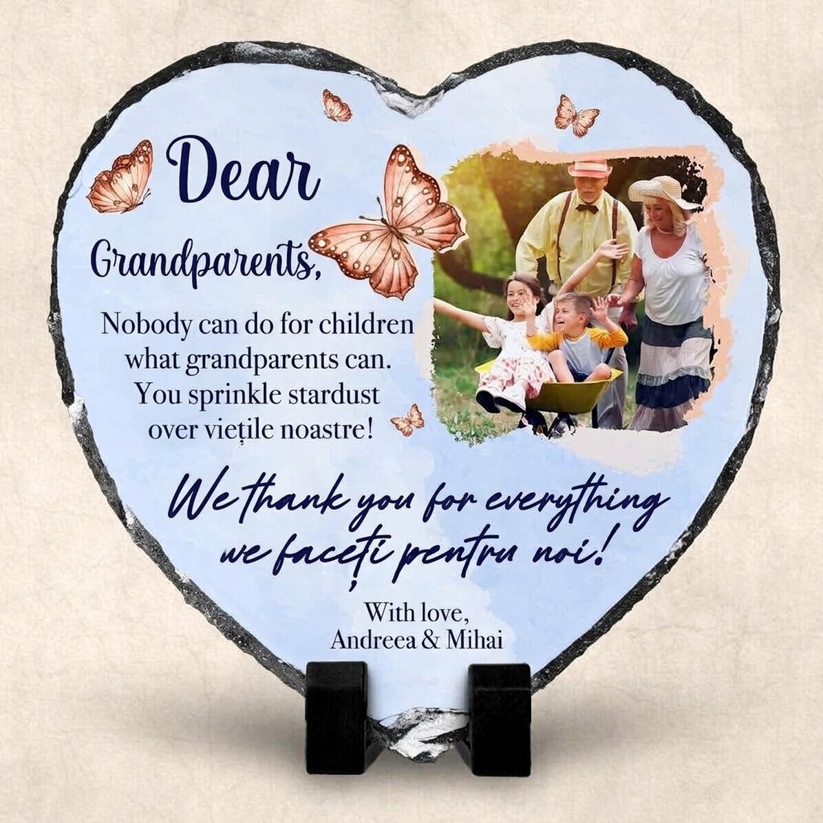 Pizarra con forma de corazón personalizada con un mensaje y una foto para los abuelos
