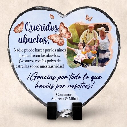 Pizarra con forma de corazón personalizada con un mensaje y una foto para los abuelos