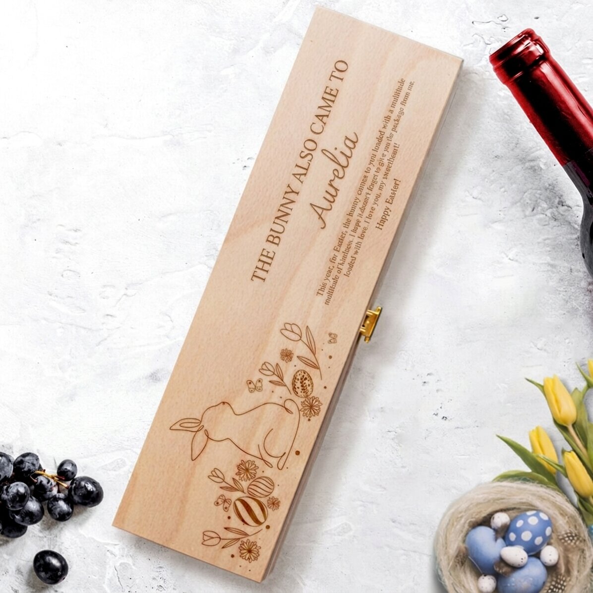 Caja de vino personalizada con mensaje para Semana Santa: conejito con flores