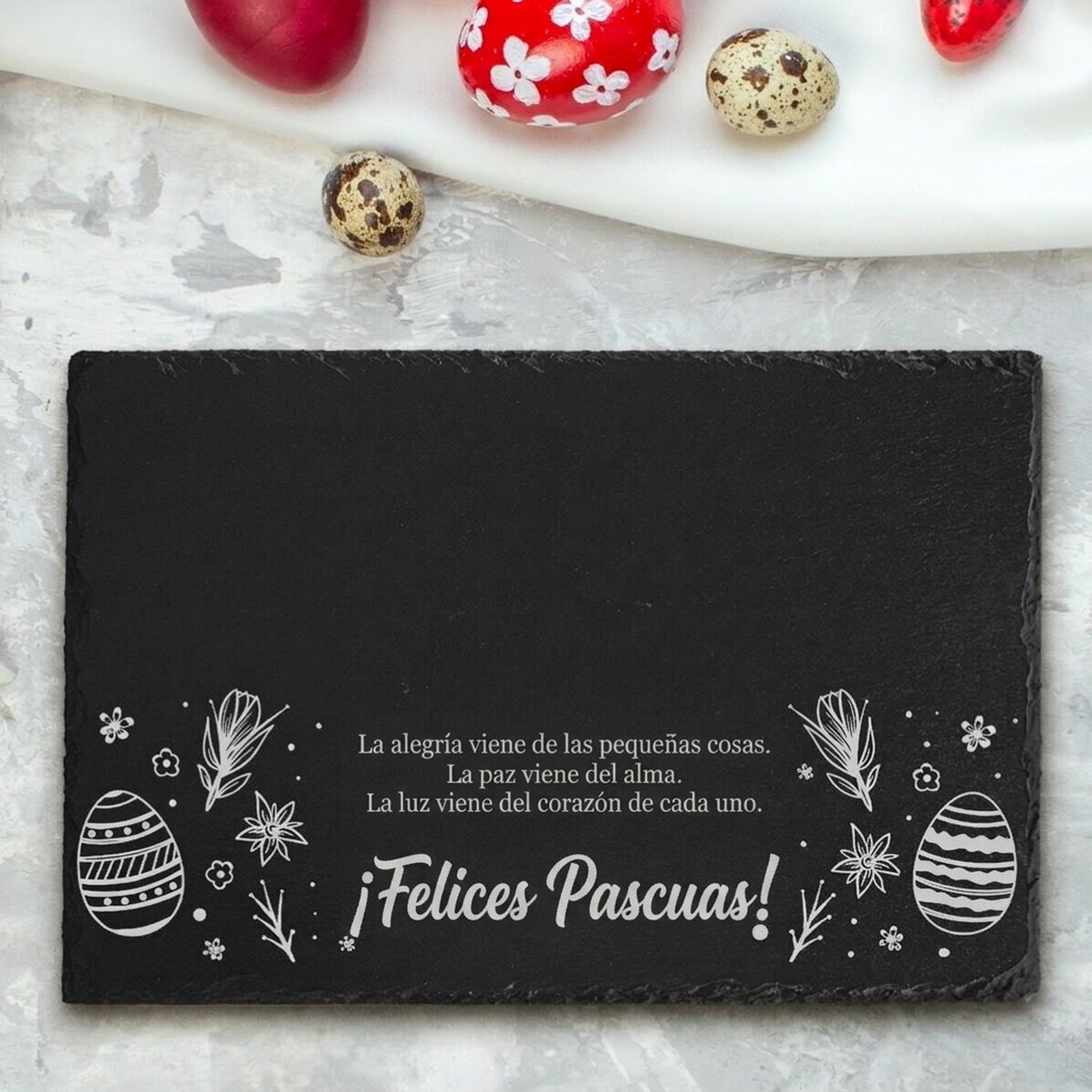 Placa de pizarra grabada y personalizada con el texto: «¡Feliz Pascua!»