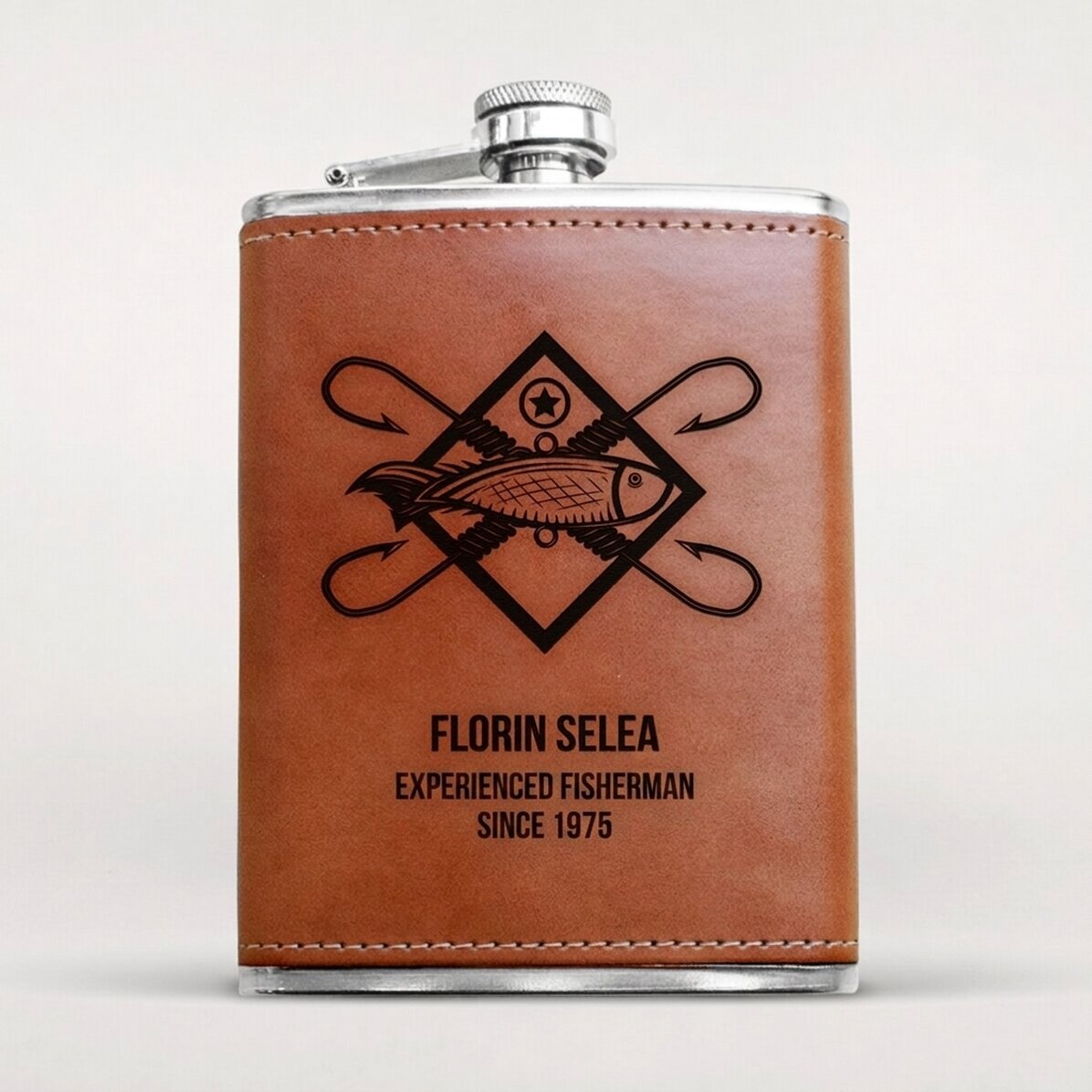 Botella de bolsillo forrada en piel y personalizada con un texto para pescadores