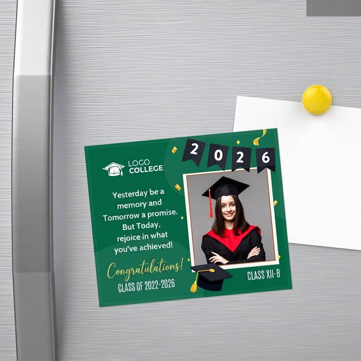 Imán de 12 x 10 cm personalizado con logotipo, una foto y un texto: ¡Felicidades por tu graduación!