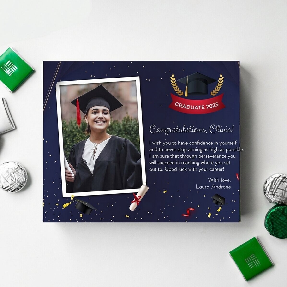 Caja de bombones personalizada con una foto y un mensaje de graduación