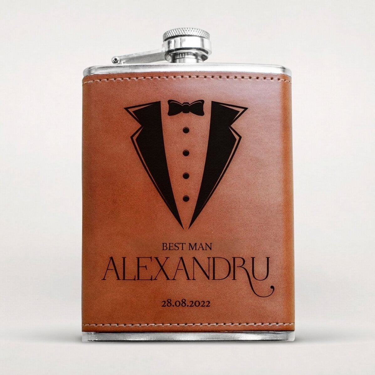 Botella de bolsillo forrada en piel y personalizada con texto - Para los padrinos de boda