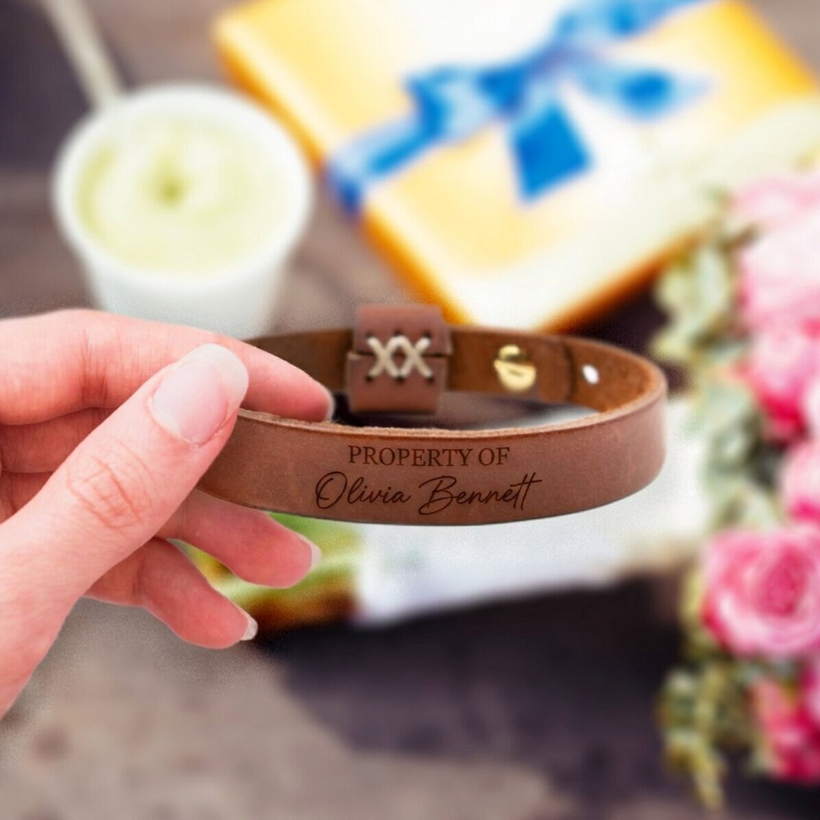 Pulsera de piel personalizada con mensaje - Propiedad de la Sra.