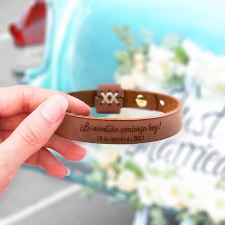 Pulsera de piel personalizada con mensaje: «¡La aventura empieza hoy!»