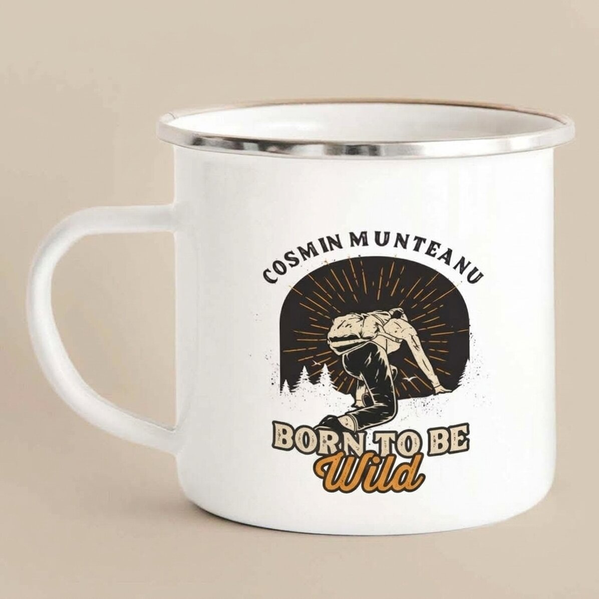 Taza metálica esmaltada con mensaje para pescadores: «Born to be adventurous»