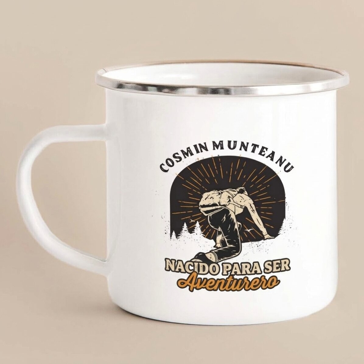 Taza metálica esmaltada con mensaje para pescadores: «Born to be adventurous»