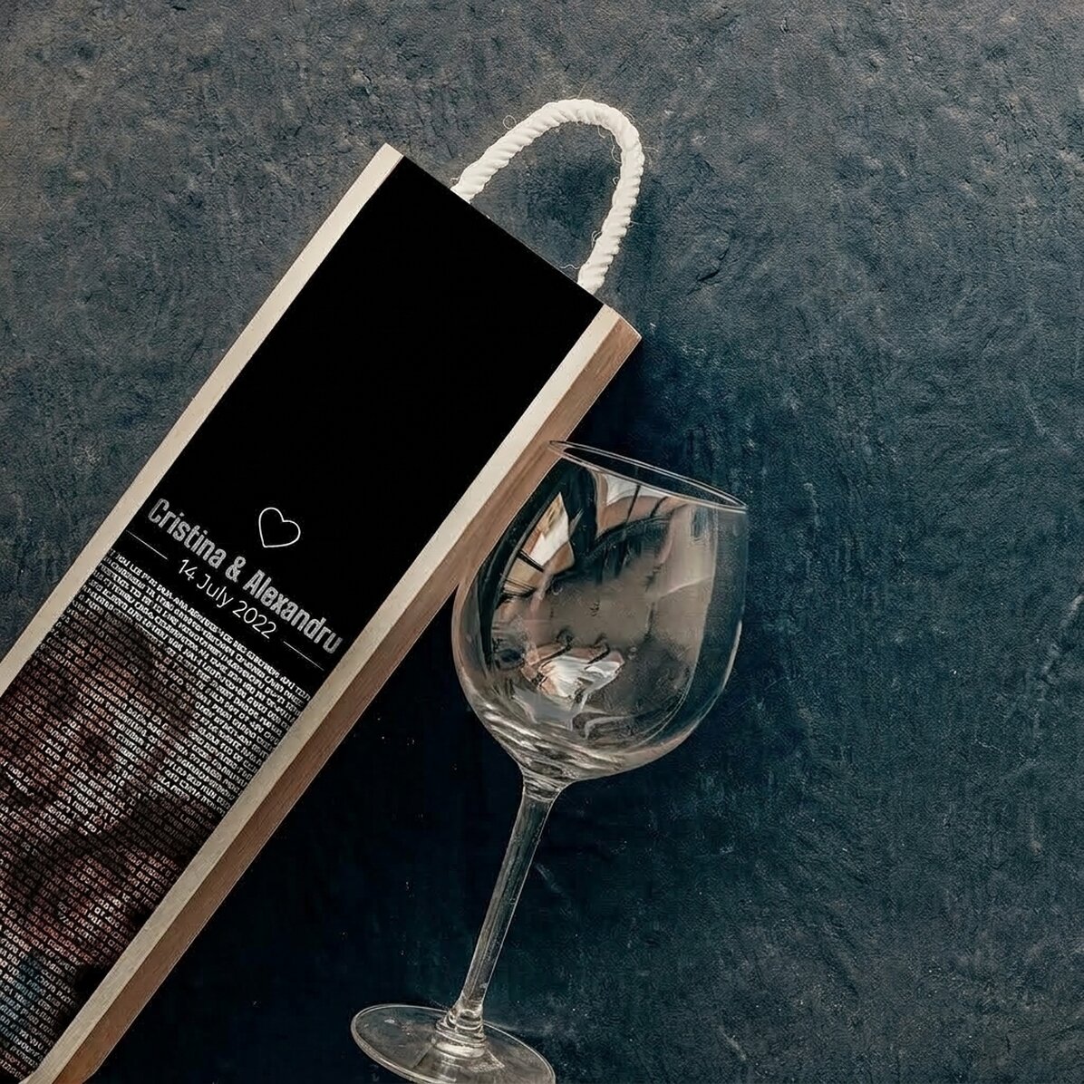 Caja de vino personalizada con foto y texto: «Te quiero en 100 idiomas»