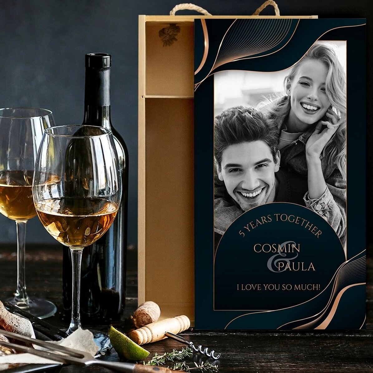 Caja de vino para 2 botellas personalizada con una foto y un texto para el aniversario de la relació