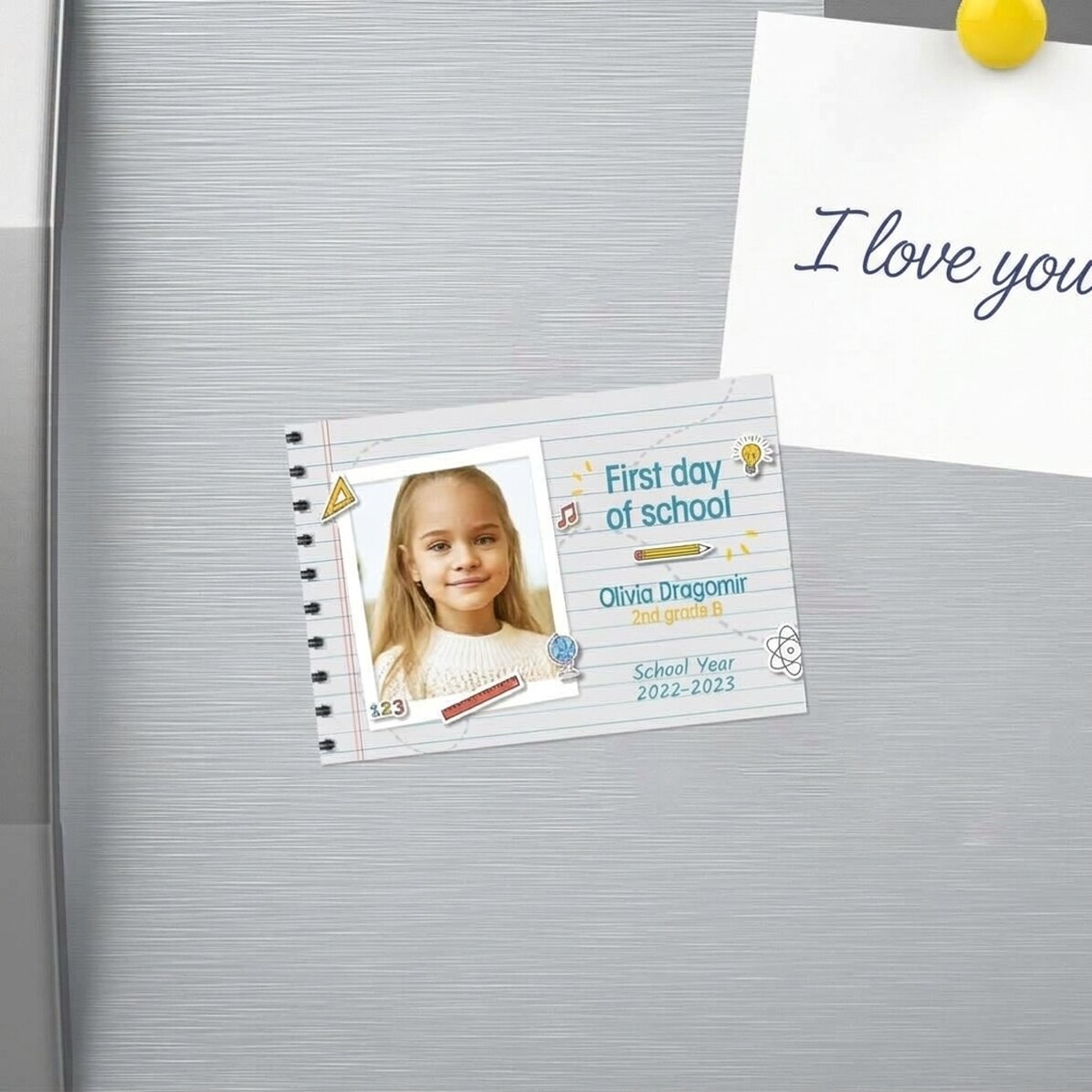 Imán de 10 x 7 cm personalizado con una foto y un texto: «El primer día de colegio»