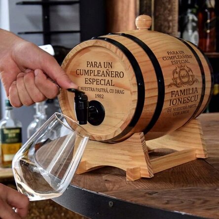Dispensador de vino con forma de barril