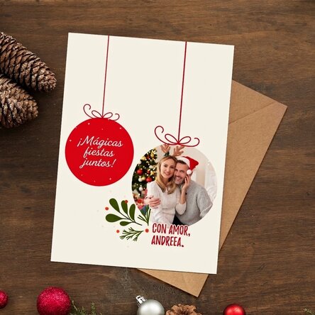 Tarjeta magnética personalizada con una foto en forma de bola de Navidad para una pareja