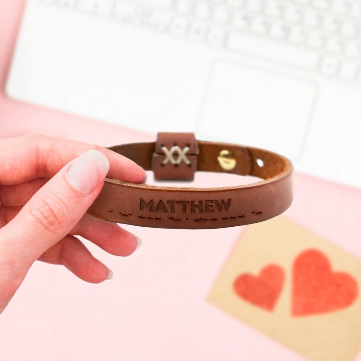 Pulsera de piel personalizada con el mensaje «Te quiero» en código Morse