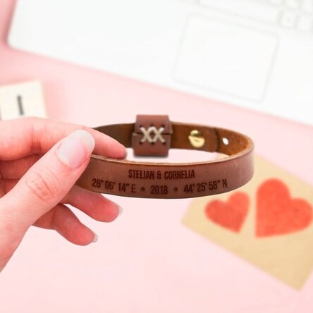 Pulsera de piel personalizada con coordenadas y nombre
