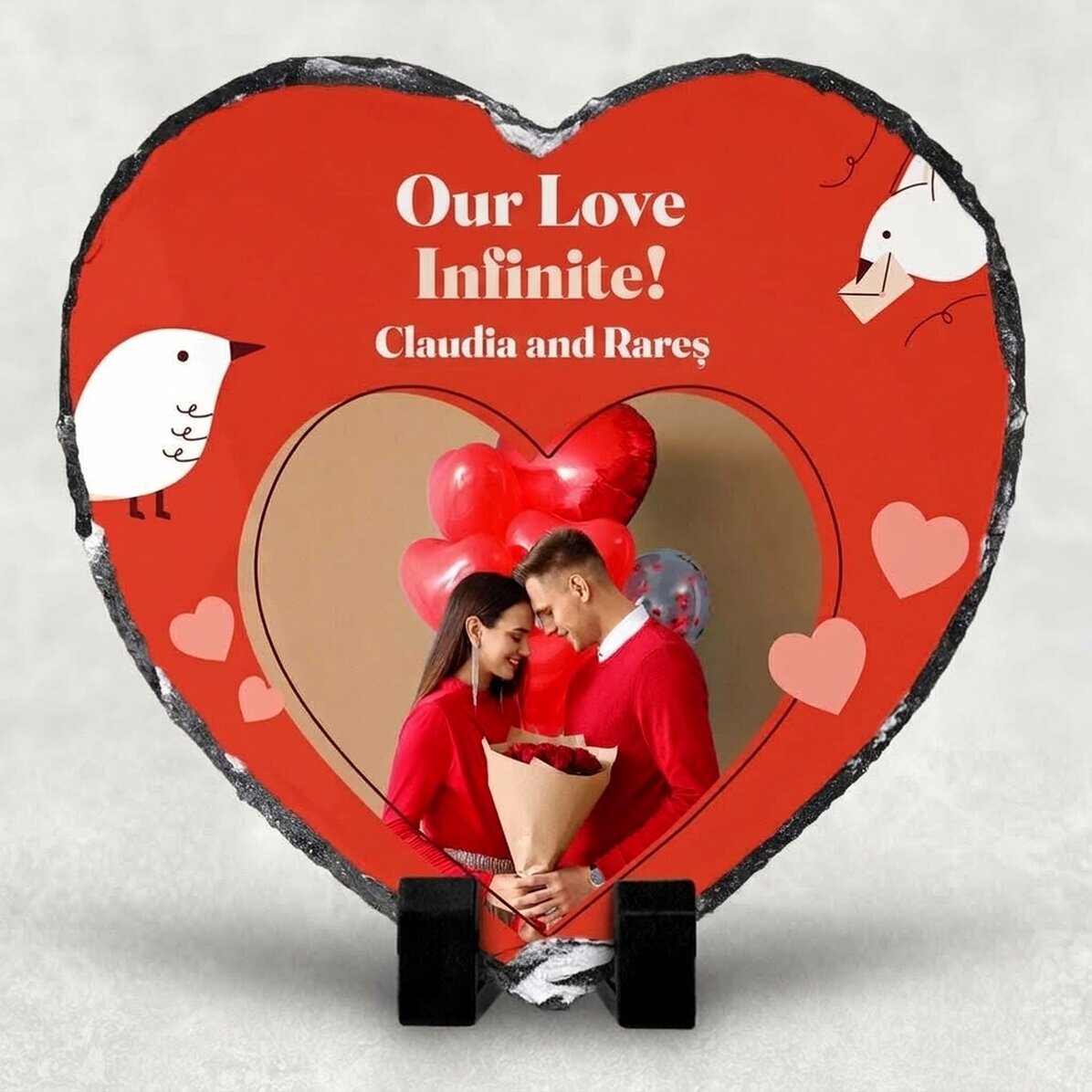 Pizarra con forma de corazón personalizada con una foto y un texto: «Nuestro amor infinito»