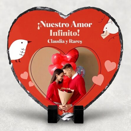 Pizarra con forma de corazón personalizada con una foto y un texto: «Nuestro amor infinito»