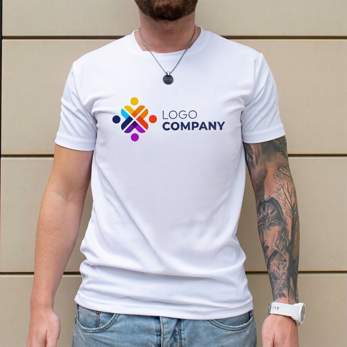 Camiseta deportiva personalizada con logotipo en formato horizontal