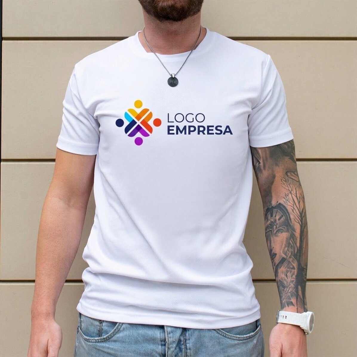 Camiseta deportiva personalizada con logotipo en formato horizontal