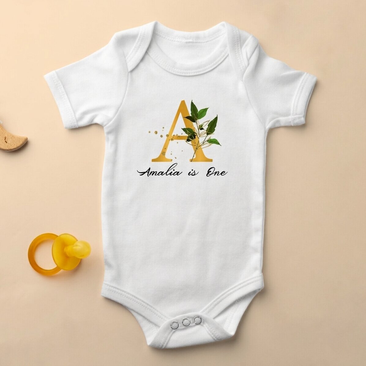 Body para niños personalizado con una inicial y un mensaje
