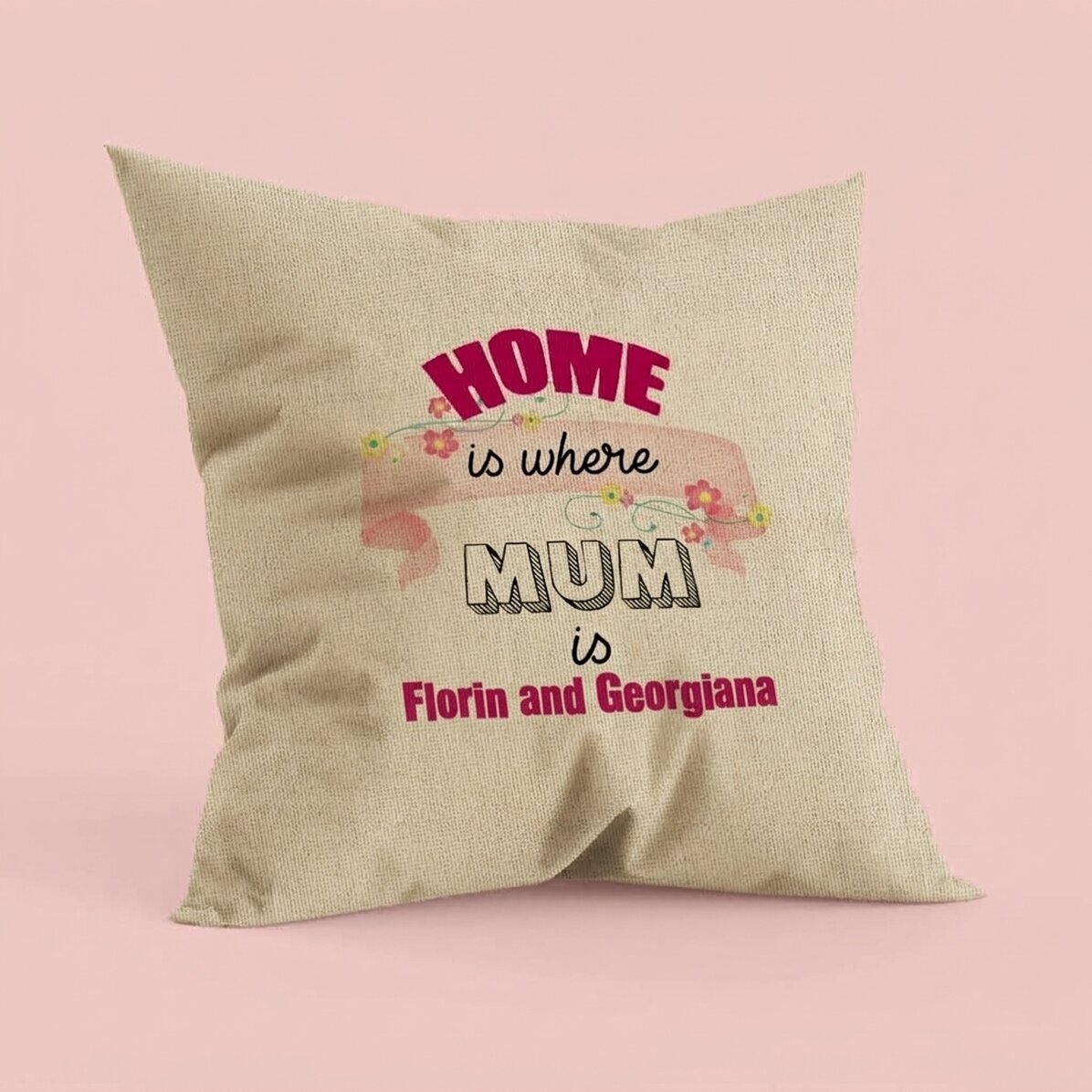 Cojín personalizado con el texto «Home is where mum is» - En