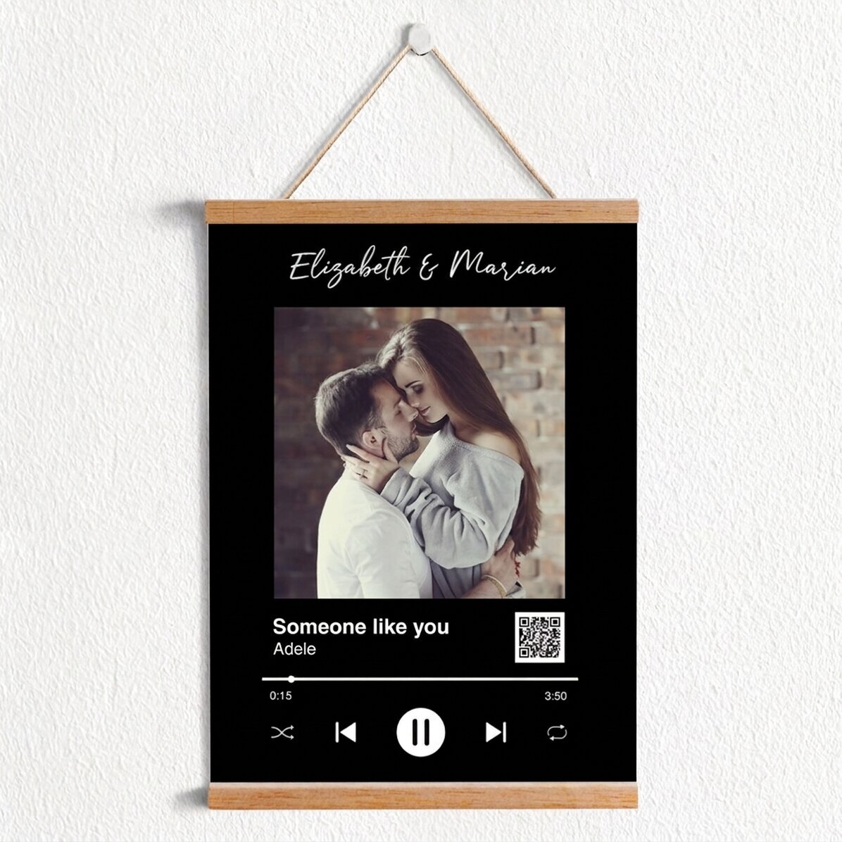 Póster con colgador personalizado con una foto, texto y código QR - Nuestra canción