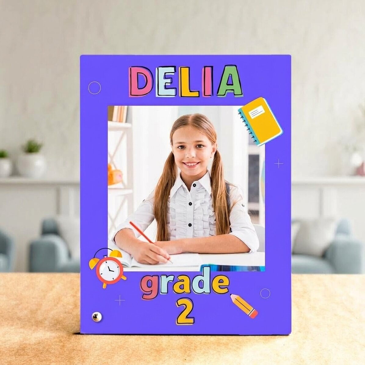 Marco de fotos de escritorio personalizado con una foto y un texto: «El primer día de colegio»