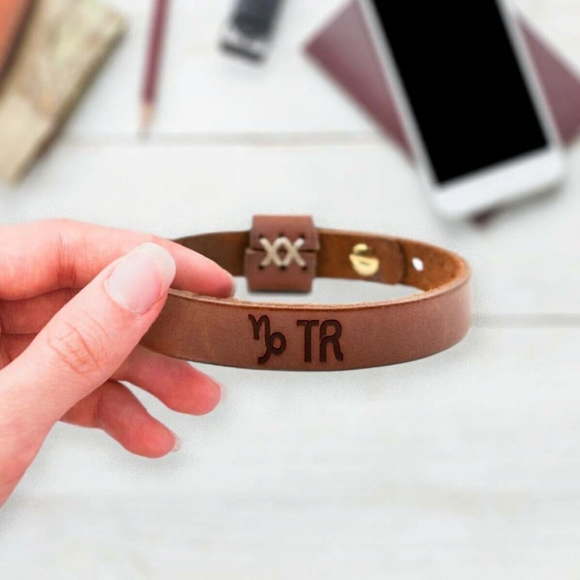 Pulsera de piel personalizada con iniciales y el signo del zodiaco Capricornio
