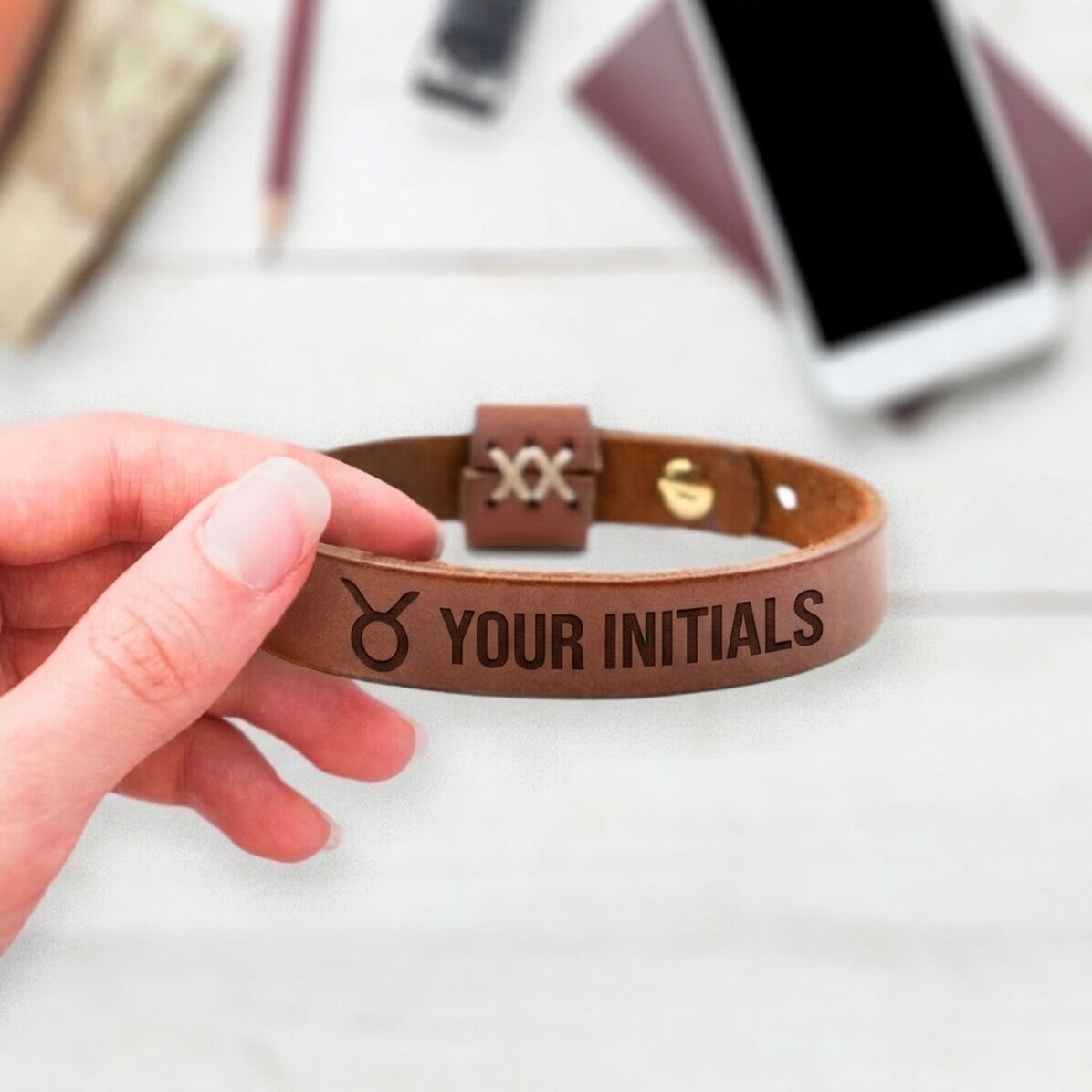 Pulsera de piel personalizada con iniciales y el signo del zodiaco Tauro