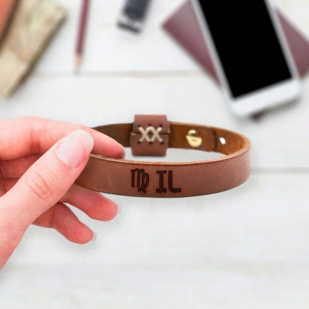 Pulsera de piel personalizada con iniciales y el signo del zodiaco Virgo