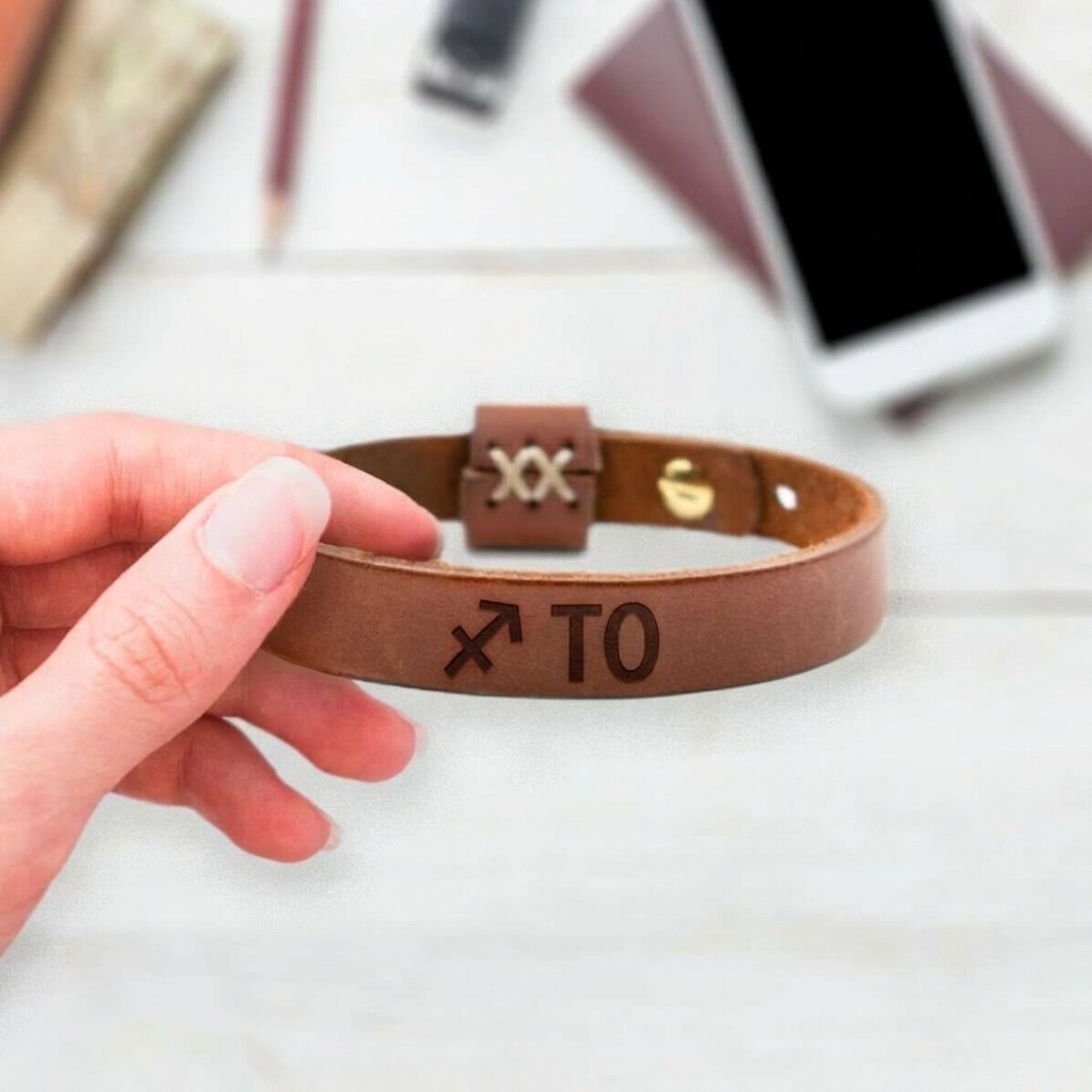 Pulsera de piel personalizada con iniciales y el signo del zodiaco de Sagitario