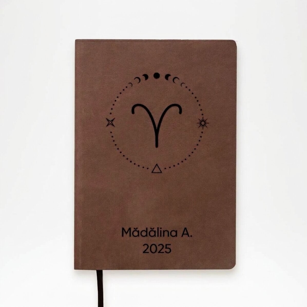 Agenda de piel personalizada con texto y el signo del zodiaco Aries